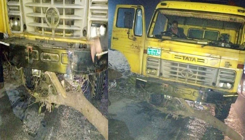 মধ্যরাতে সড়কে গাছ ফেলে ৪০টি গাড়িতে ডাকাতি