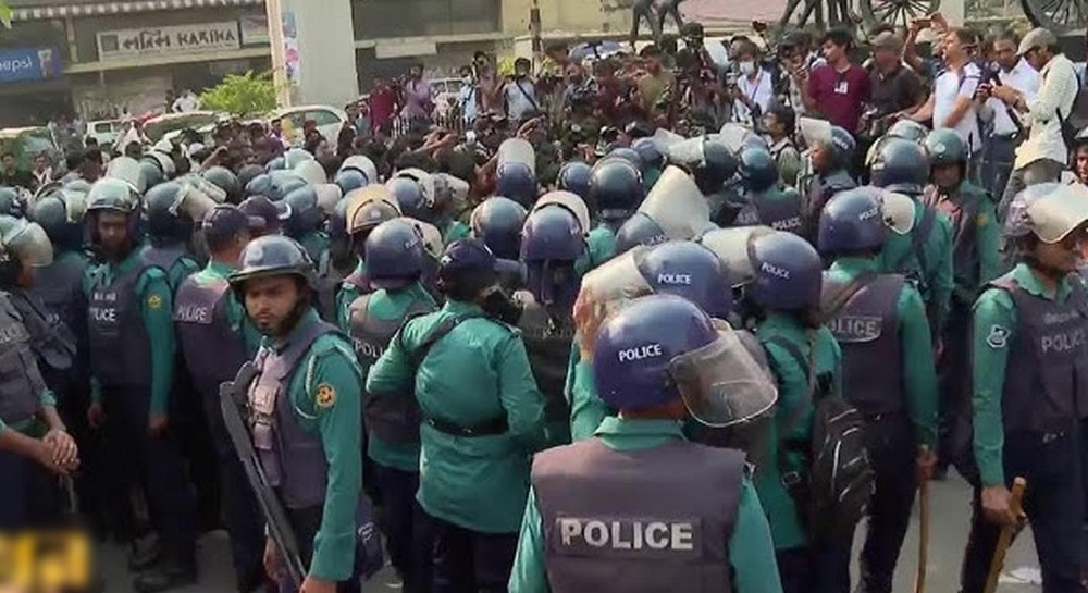 ধ.র্ষণ বিরোধী বিক্ষোভে পুলিশের বাঁধা