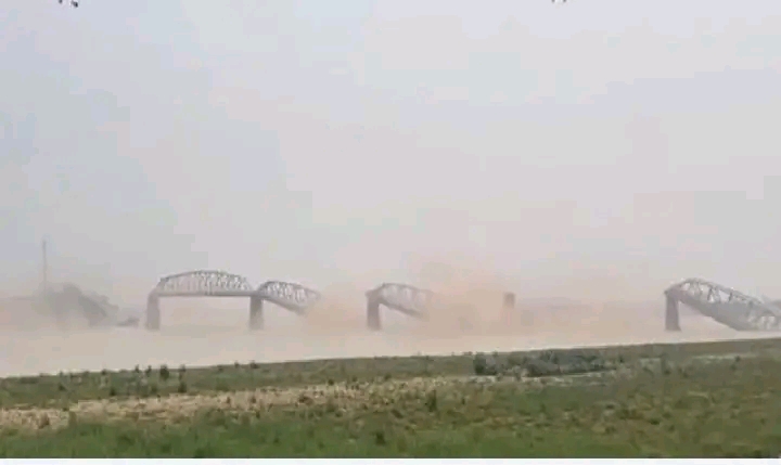 শক্তিশালী ভূমিকম্পে ধসে পড়ল ৯১ বছরের পুরনো সেতু