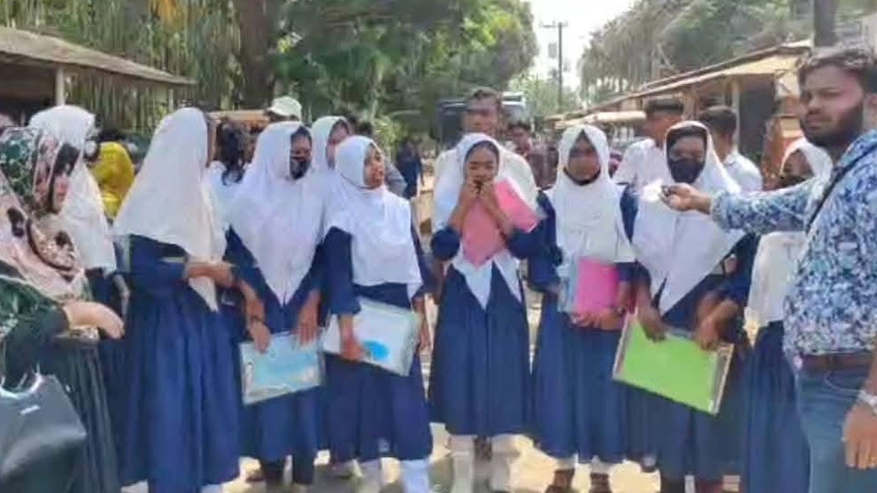বিদ্যালয়ের তালা সড়ক অবরোধ এসএসসি পরীক্ষার্থীদের