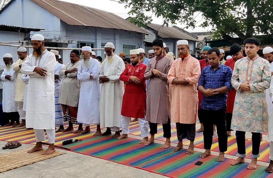 স্বপ্নের দেশে জামাতে নামাজ আদায় নিষিদ্ধ হল