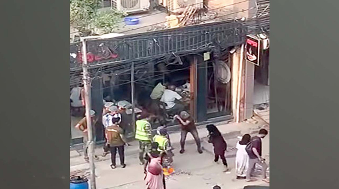 ১৯ বছরের তরুণীকে লাঠিপেটা, ফেসবুকে ভিডিও ভাইরাল