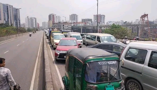 ঢাকায় শিক্ষার্থীদের বিক্ষোভে অচল পশ্চিমাঞ্চল, অবরুদ্ধ সড়ক ও ফ্লাইওভার
