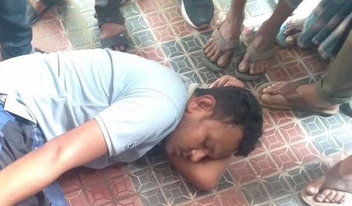 আপত্তিকর অবস্থায় ছাত্রীর সঙ্গে শিক্ষক