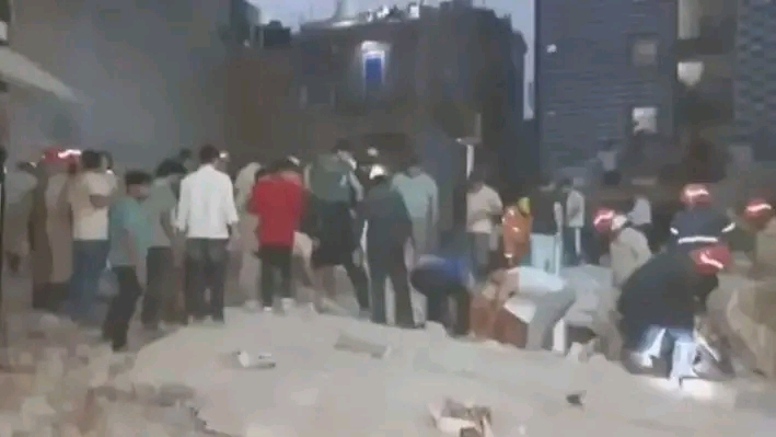 চারতলা ভবন ধসে ৪ জনের মৃত্যু, ধ্বংসস্তূপে আটকে রয়েছে আরও অনেকে