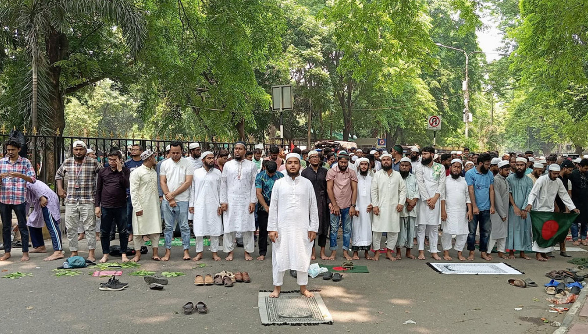আওয়ামী লীগ নিষিদ্ধের দাবিতে যমুনার সামনে ছাত্র-জনতার অবস্থান অব্যাহত