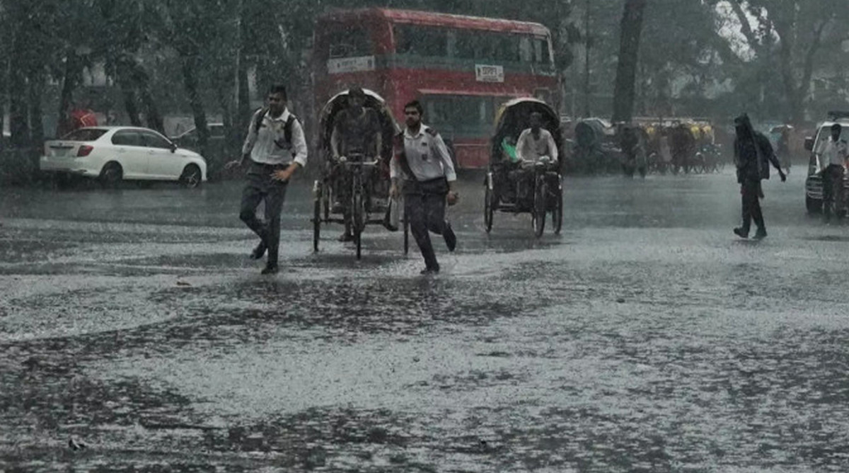 দেশজুড়ে আসছে ‘ঝুমুল’ বৃষ্টিবলয়, বঙ্গোপসাগরে লঘুচাপের সম্ভাবনা