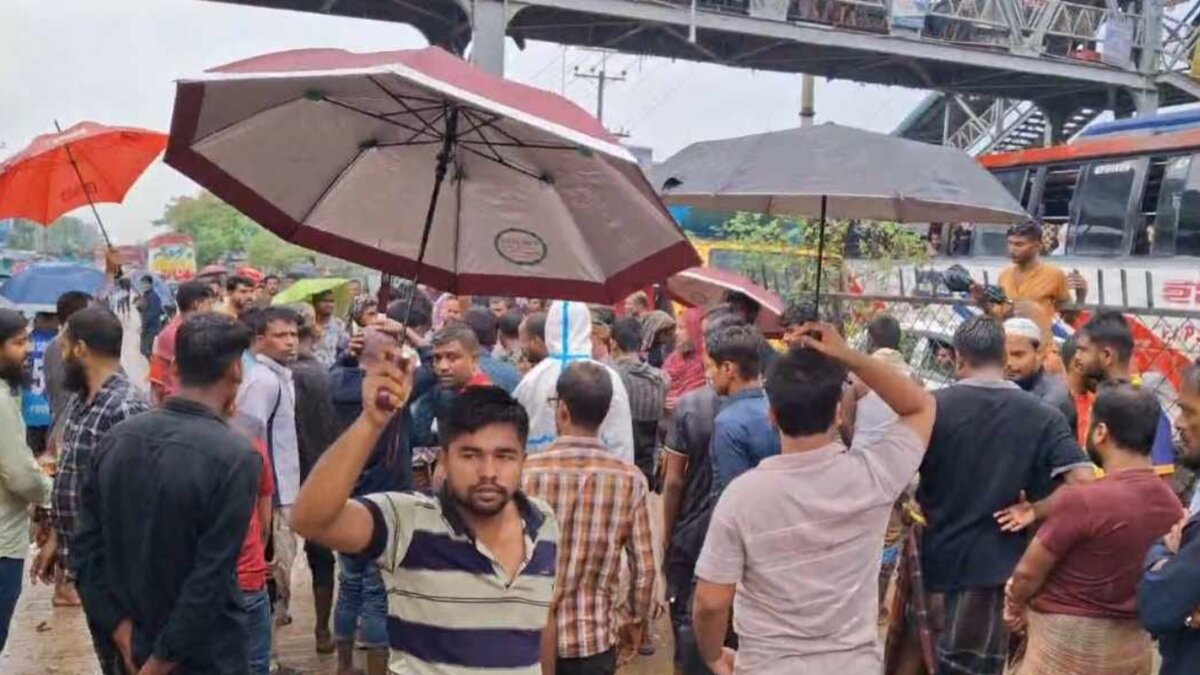 চাঁদা না পেয়ে বাস ভাঙলেন আওয়ামী লীগ নেতারা