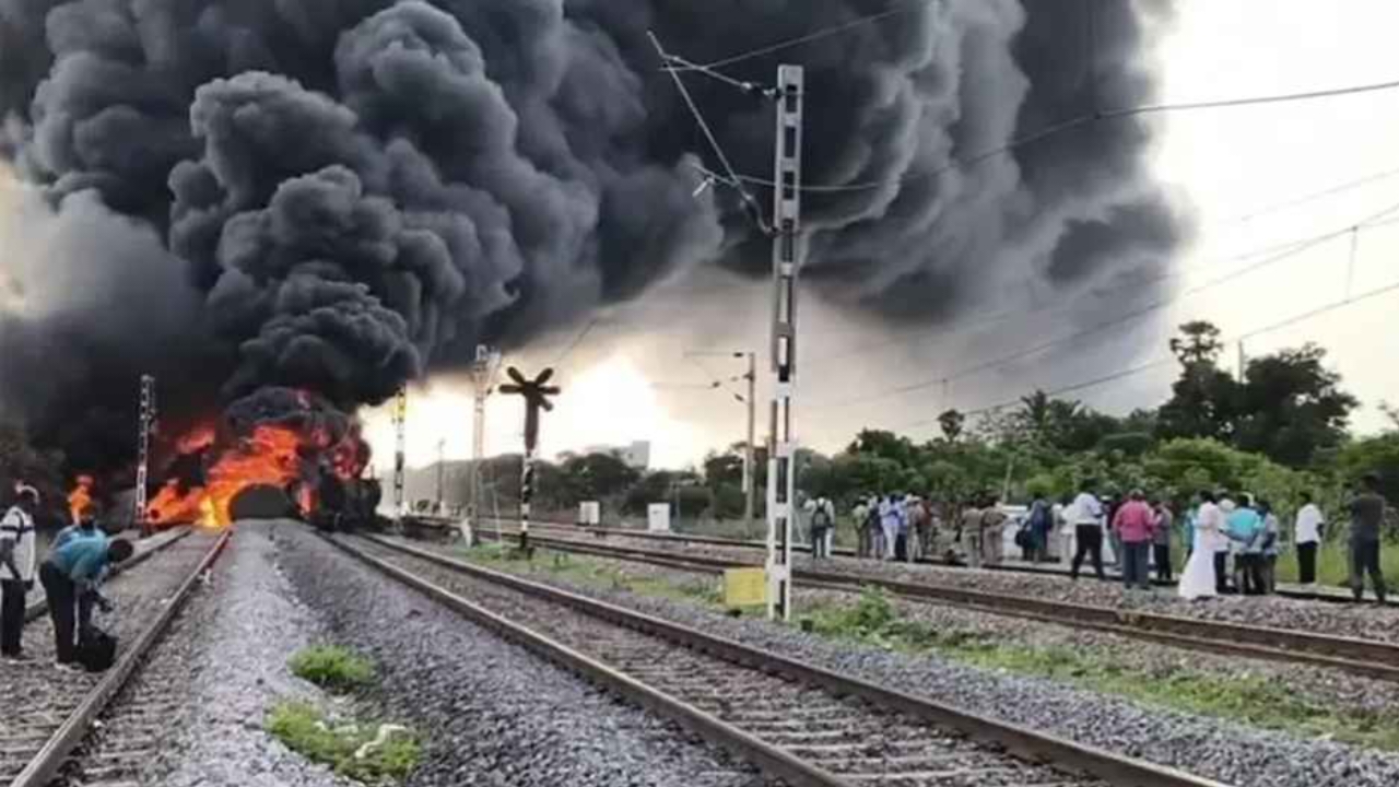ভারতে ডিজেলবাহী ট্রেনে ভয়াবহ আগুন