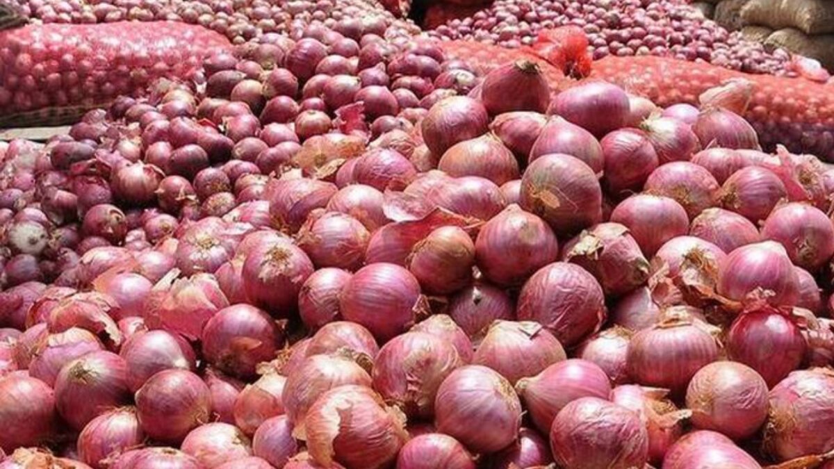 ১০ দিনে কেজিতে ২৫ টাকা বাড়ল পেঁয়াজের দাম