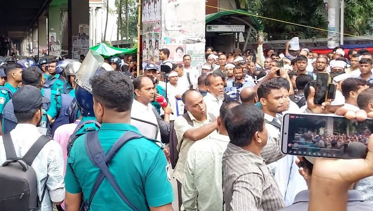 সচিবালয়ের সামনে থেকে সরানো হলো শিক্ষকদের