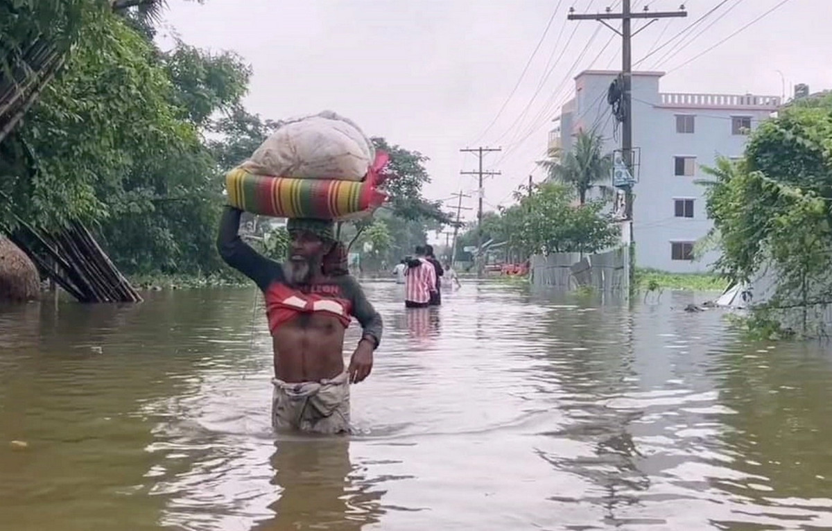 ধেয়ে আসছে ‘রেইনবেল্ট’: ১০ জেলায় বন্যার শঙ্কা