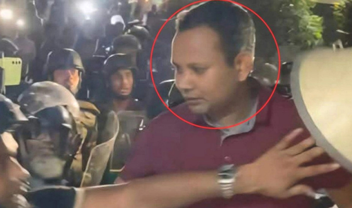 সামনে এলো মেরুন টি-শার্ট পরা সেই ব্যক্তির নতুন পরিচয়