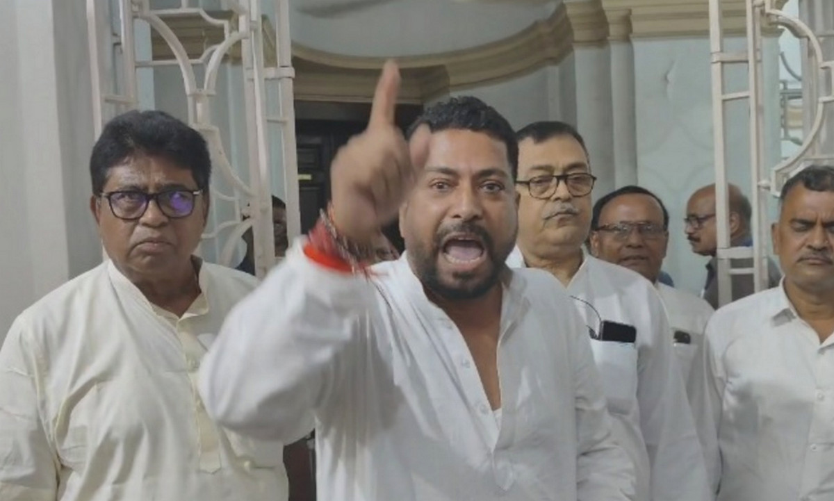 বিধানসভা থেকে টেনে-হিঁচড়ে বের করা হলো বিজেপি নেতাদের