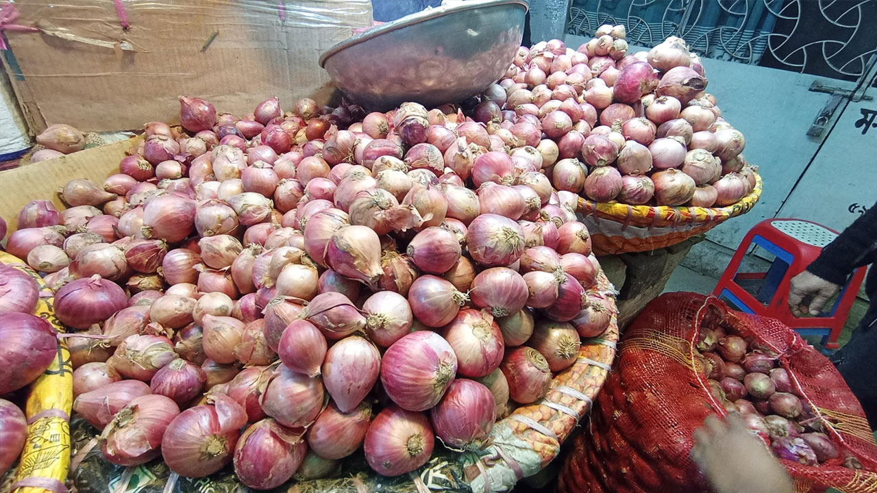পাইকারি বাজারে কমছে দেশি পেঁয়াজের দাম