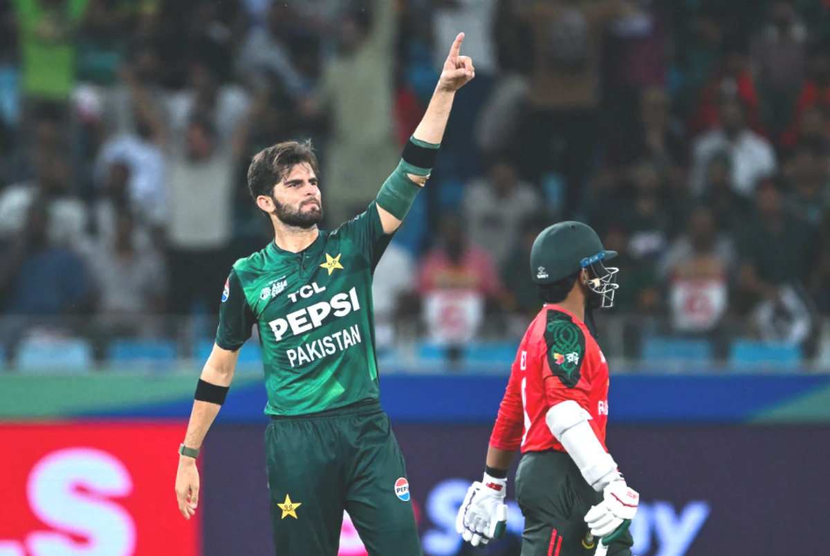 উইকেট যাওয়া আসার মধ্যে চলছে বাংলাদেশের খেলা: সরাসরি দেখুন