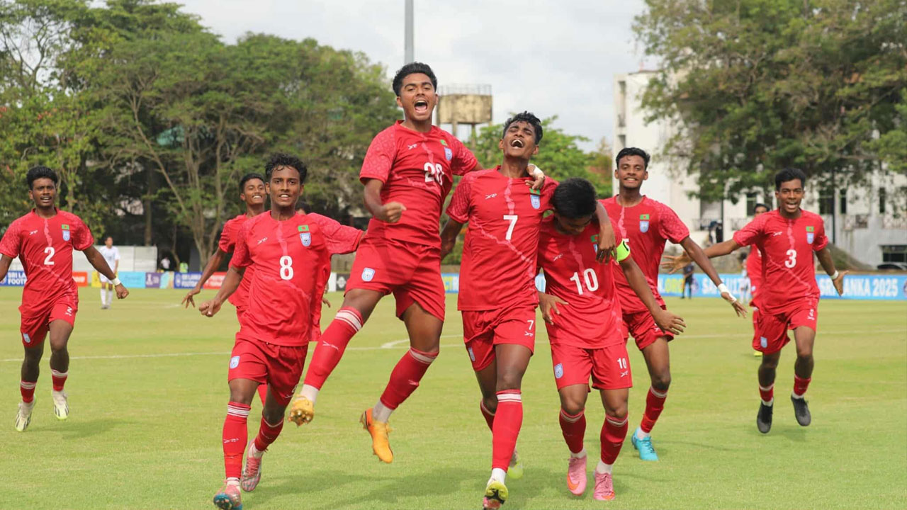 ক্রিকেটের আগে ফুটবলে বাজিমাত: পাকিস্তানকে ২-০ গোলে হারিয়ে ফাইনালে বাংলাদেশ