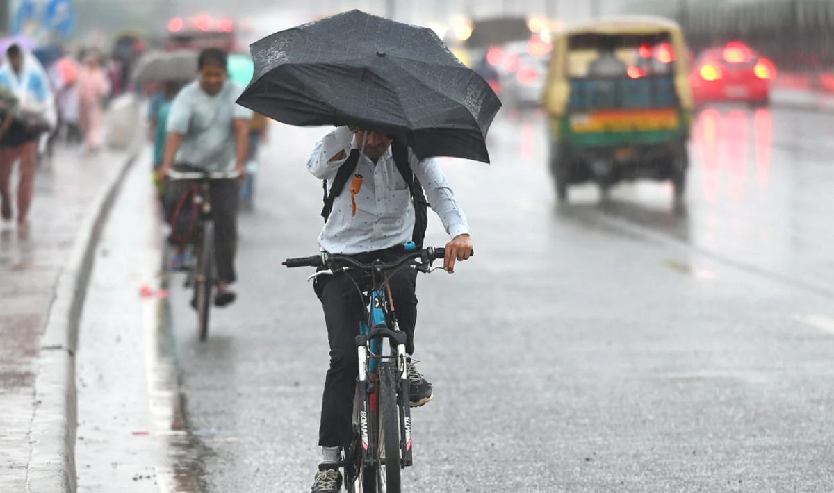 বাংলাদেশে ধেয়ে আসছে শক্তিশালী বৃষ্টি বলয়