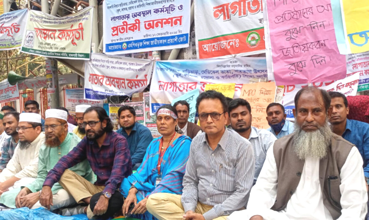 কঠোর কর্মসূচিতে যাচ্ছেন শিক্ষকরা