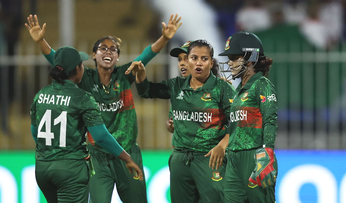 একটু পর মাঠে নামছে বাংলাদেশ বনাম ইংল্যান্ড, মোবাইলে যেভাবে দেখবেন