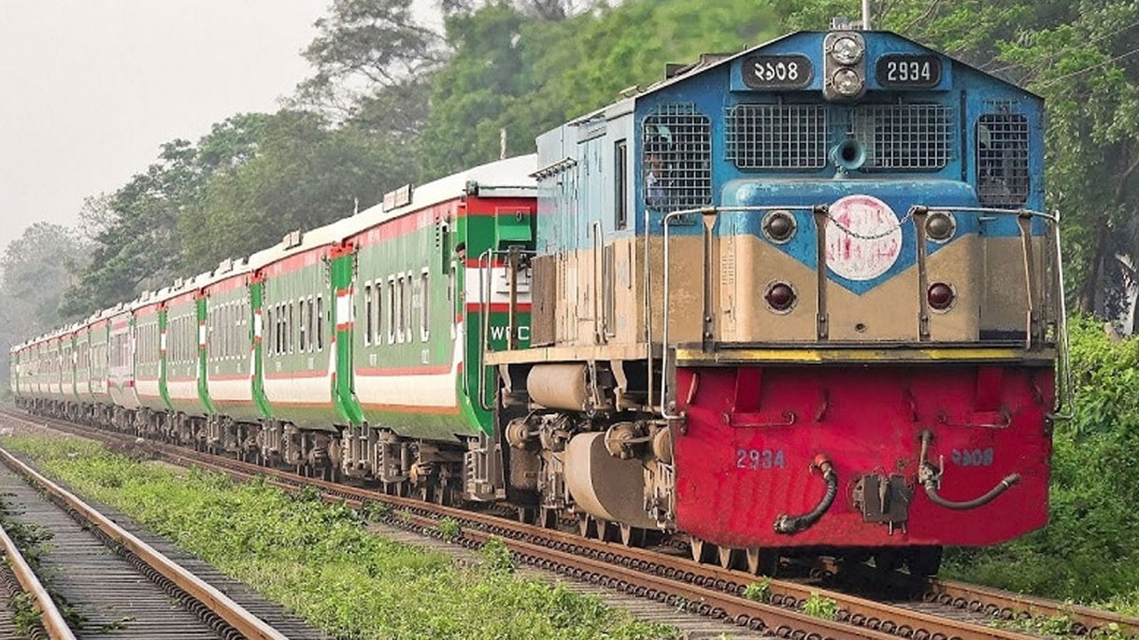 এবার বাড়াতে যাচ্ছে রেলওয়ে ভাড়া