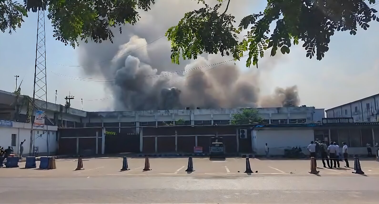 ঢাকা বিমানবন্দরে ভয়াবহ আগুন, নিয়ন্ত্রণে ২৮ ইউনিট