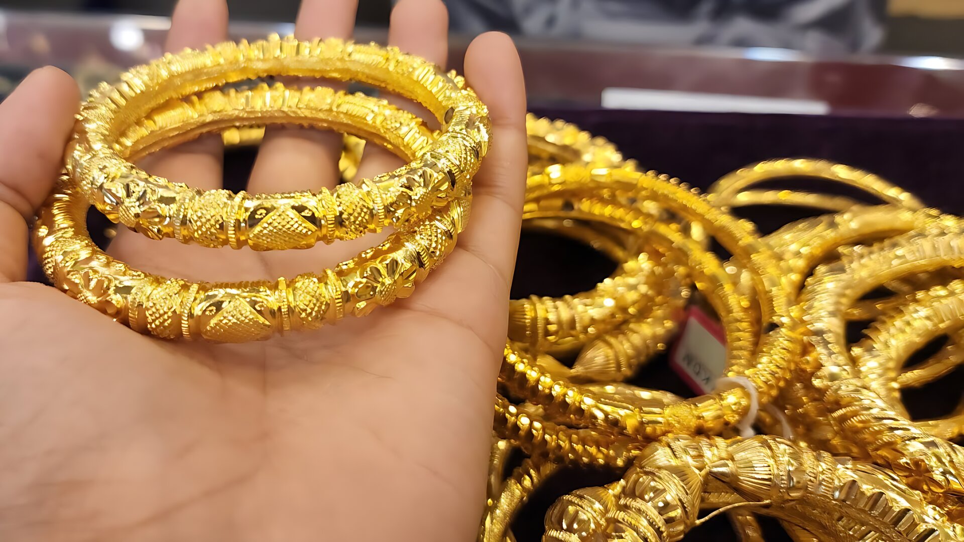 আজ এক ভরি ১৮, ২১, ২২ ক্যারেট স্বর্ণের দাম