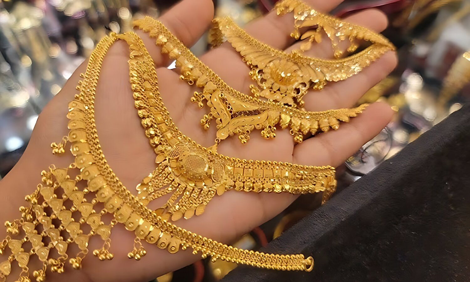 রেকর্ড পতনের পর নতুন দামে বিক্রি হচ্ছে সোনা