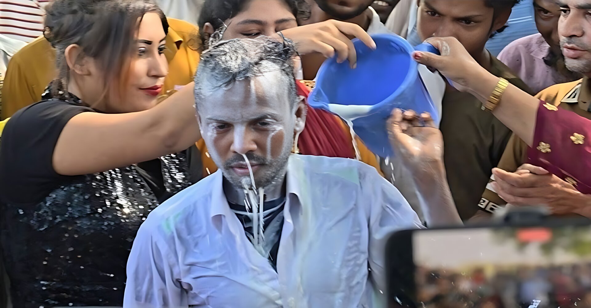 দুধ দিয়ে গোসল করলে ত্বকের কী কী উপকার হয়