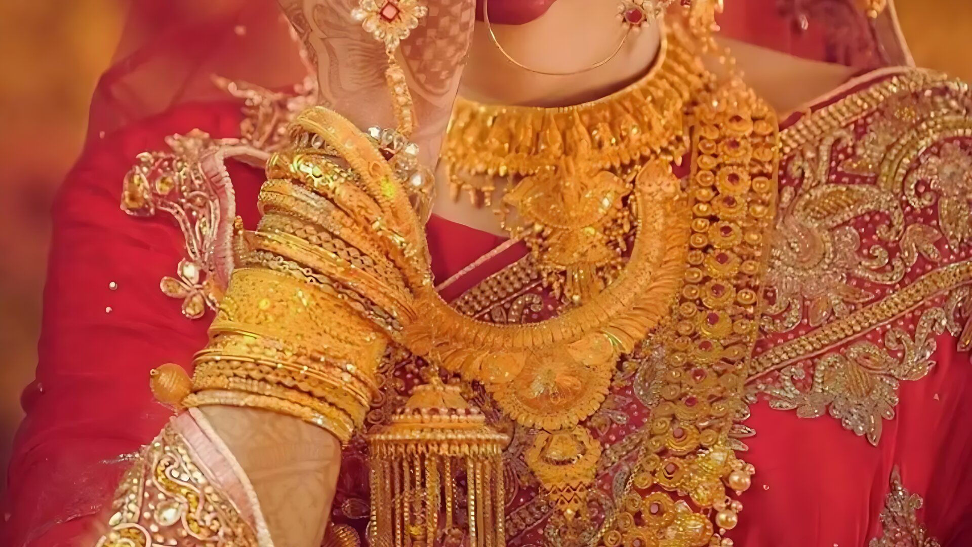 রেকর্ড পতনের পর আজ যে দামে বিক্রি হচ্ছে সোনা