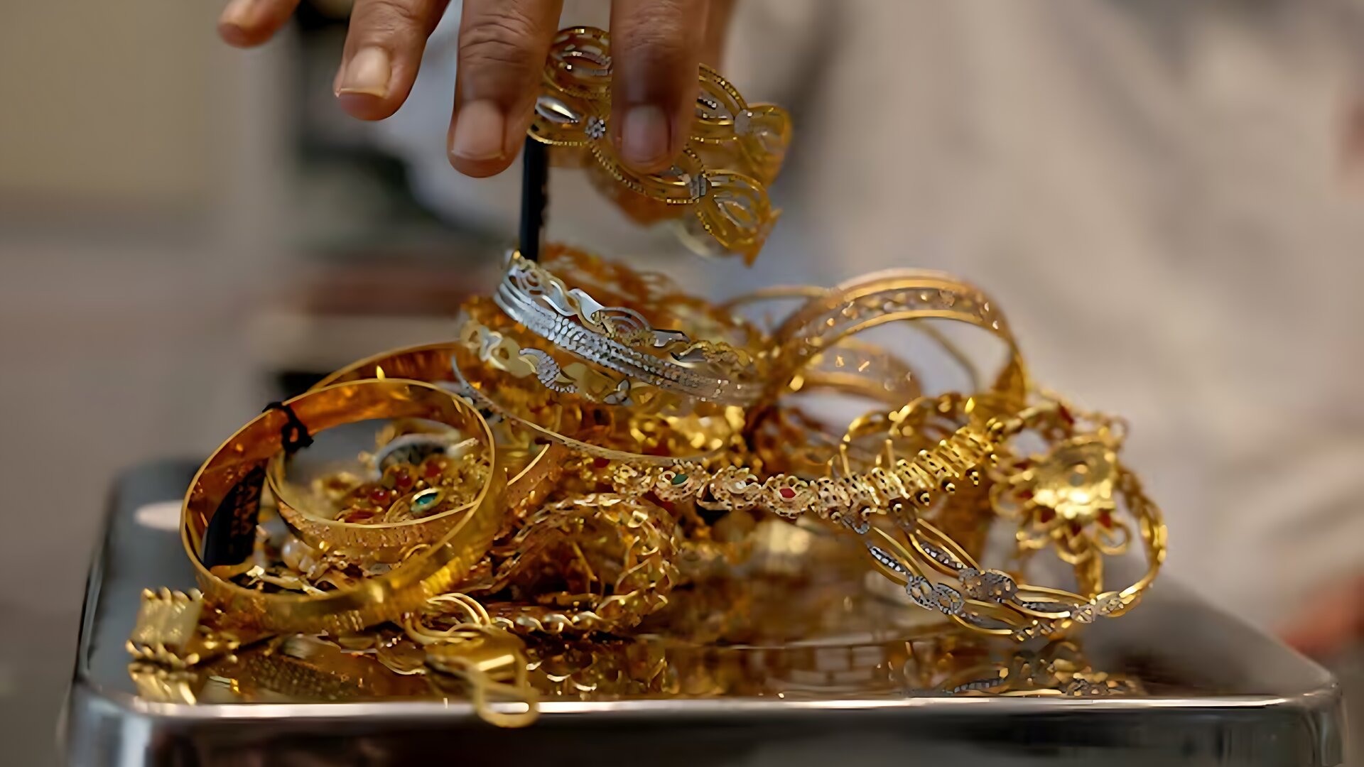 বড় পতনের পর আজ নতুন দামে বিক্রি হচ্ছে সোনা