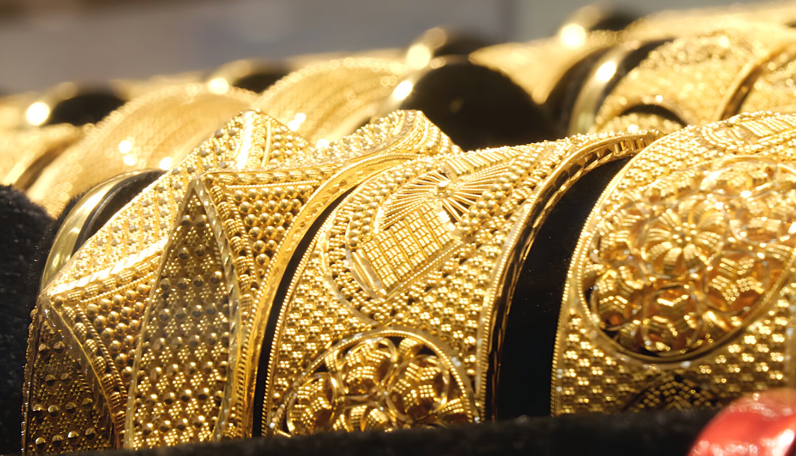 দেশের বাজারে লাফিয়ে ২৪ হাজার টাকা কমলো সোনার দাম