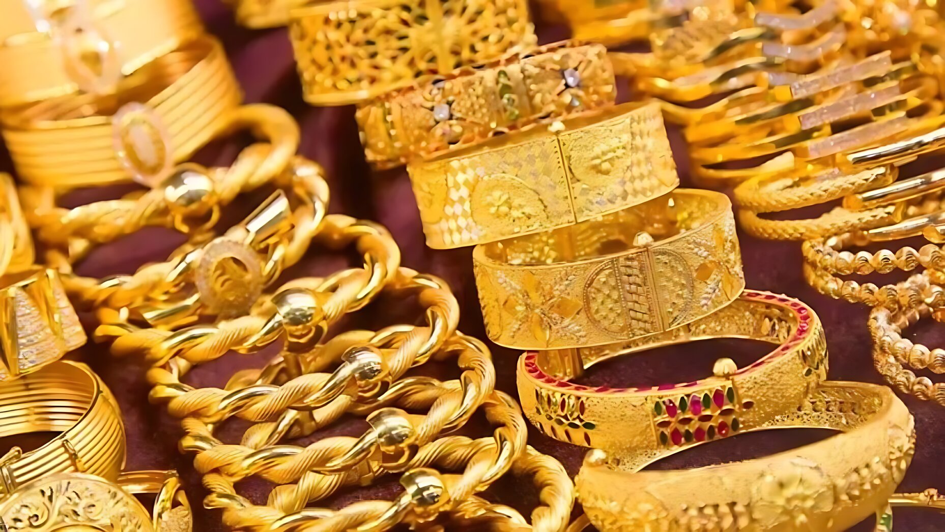 ফের কমেছে স্বর্ণের দাম, দেশে ভরি কত