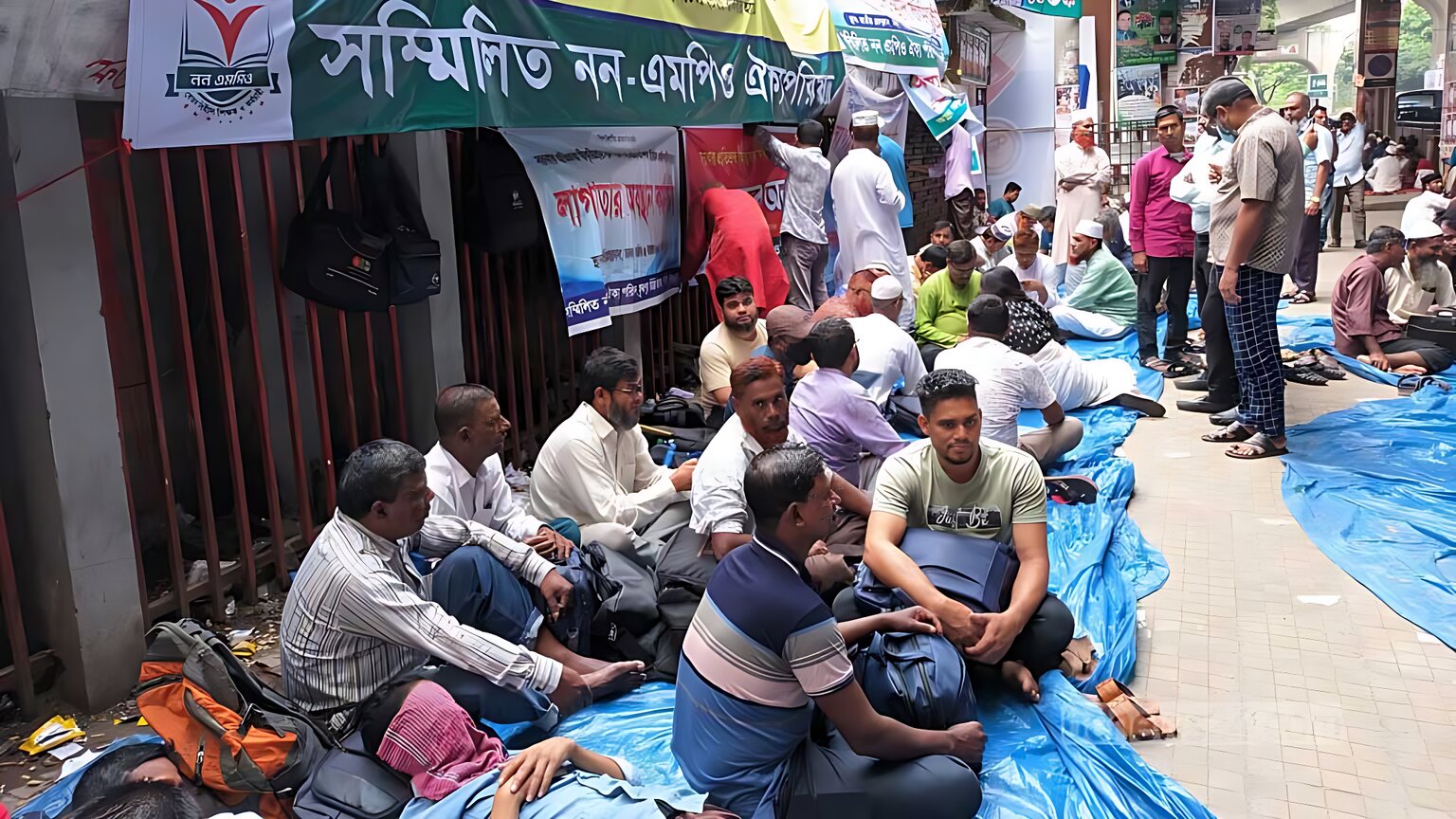 পে স্কেল ঘোষণার আগে ফের লাগাতার অবস্থানে শিক্ষকরা
