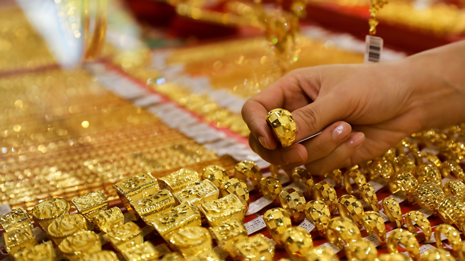 দেশের বাজারে আবারও বেড়েছে সোনার দাম