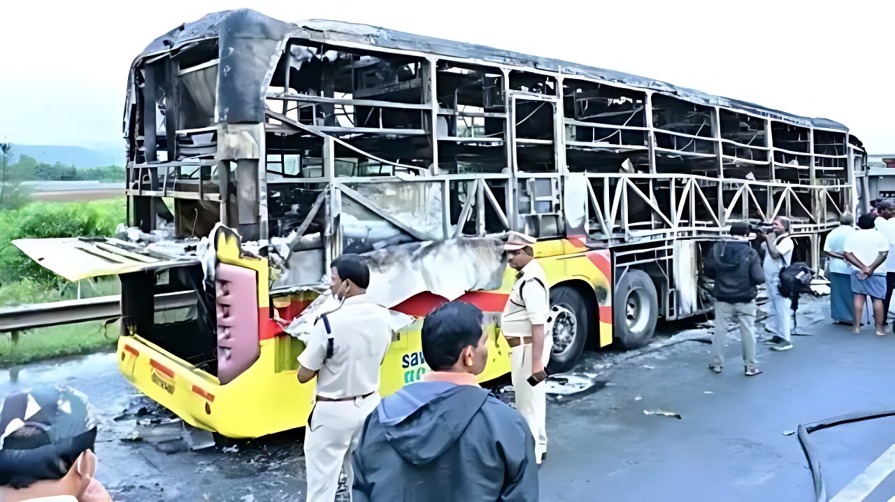 ঢাকায় হঠাৎ দুই বাসে আগুন, যা জানা গেলো