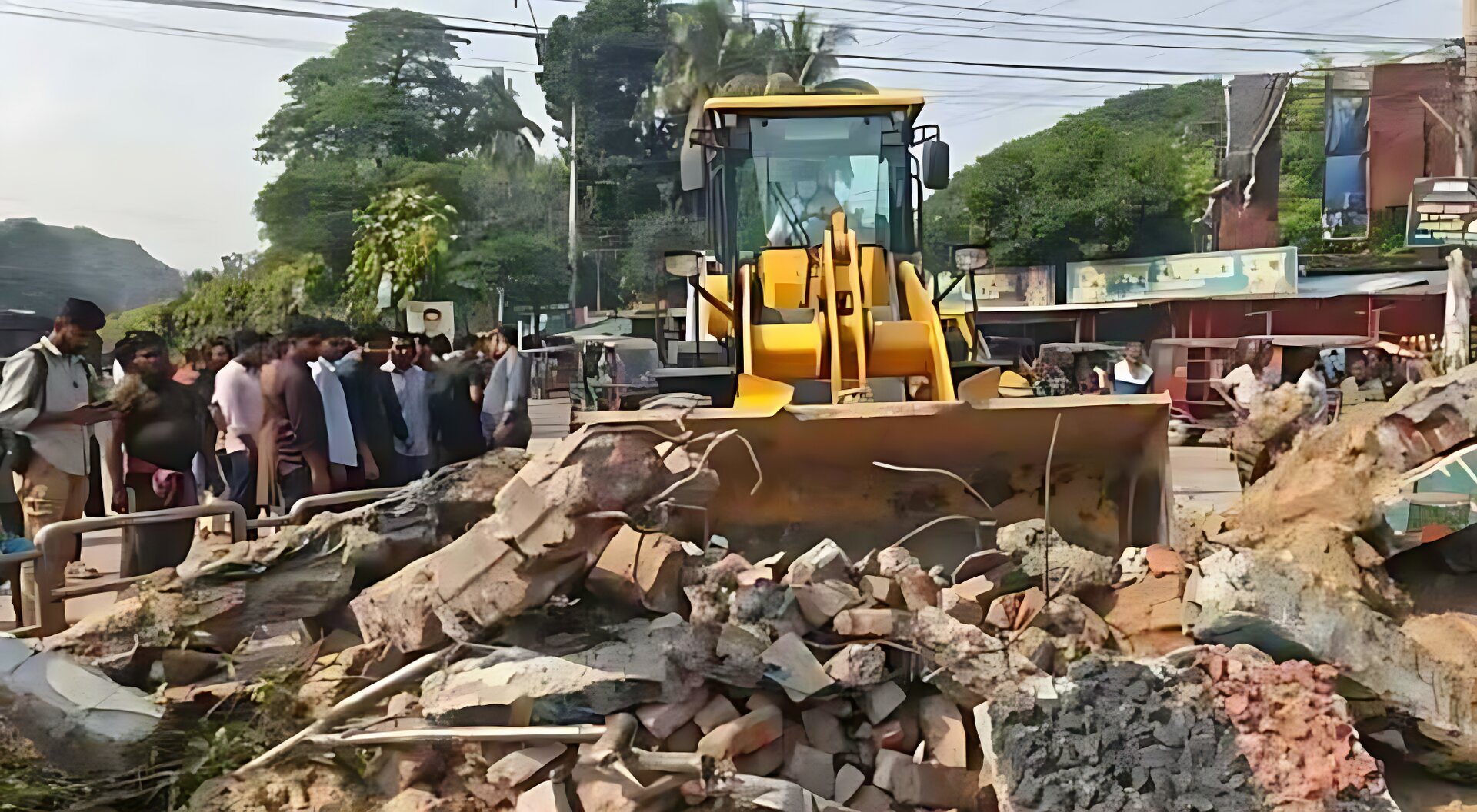 আবারও শেখ মুজিবের স্তম্ভ গুঁড়িয়ে দিয়েছে বিক্ষুব্ধ ছাত্র-জনতা