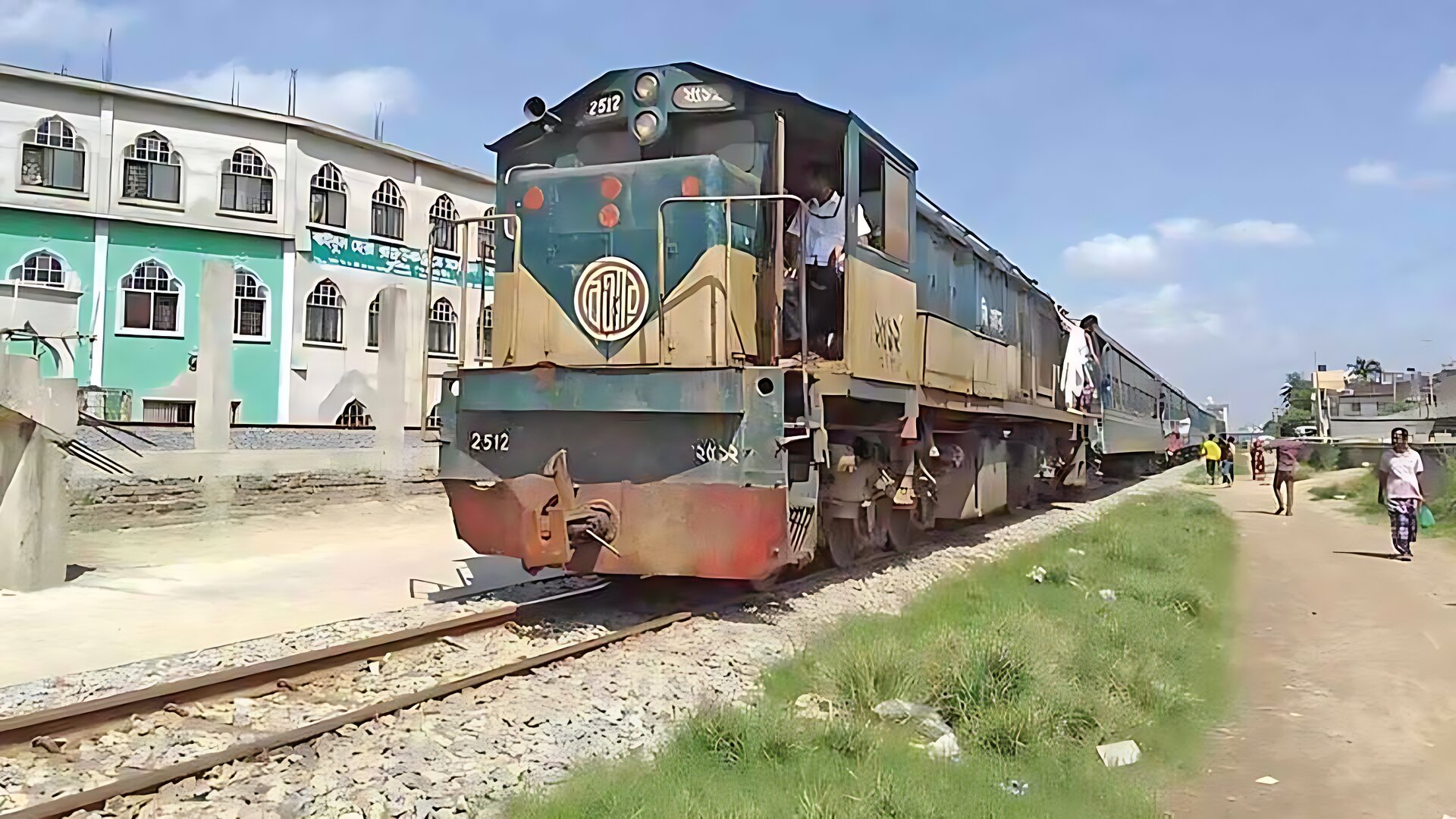 মাসে ৬০০ টাকায় যতবার খুশি ট্রেনে যাতায়াত!