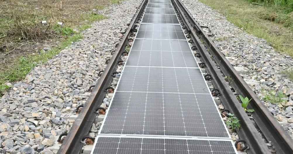 এই প্রথম রেললাইনের মাঝেই তৈরি হবে বিদ্যুৎ