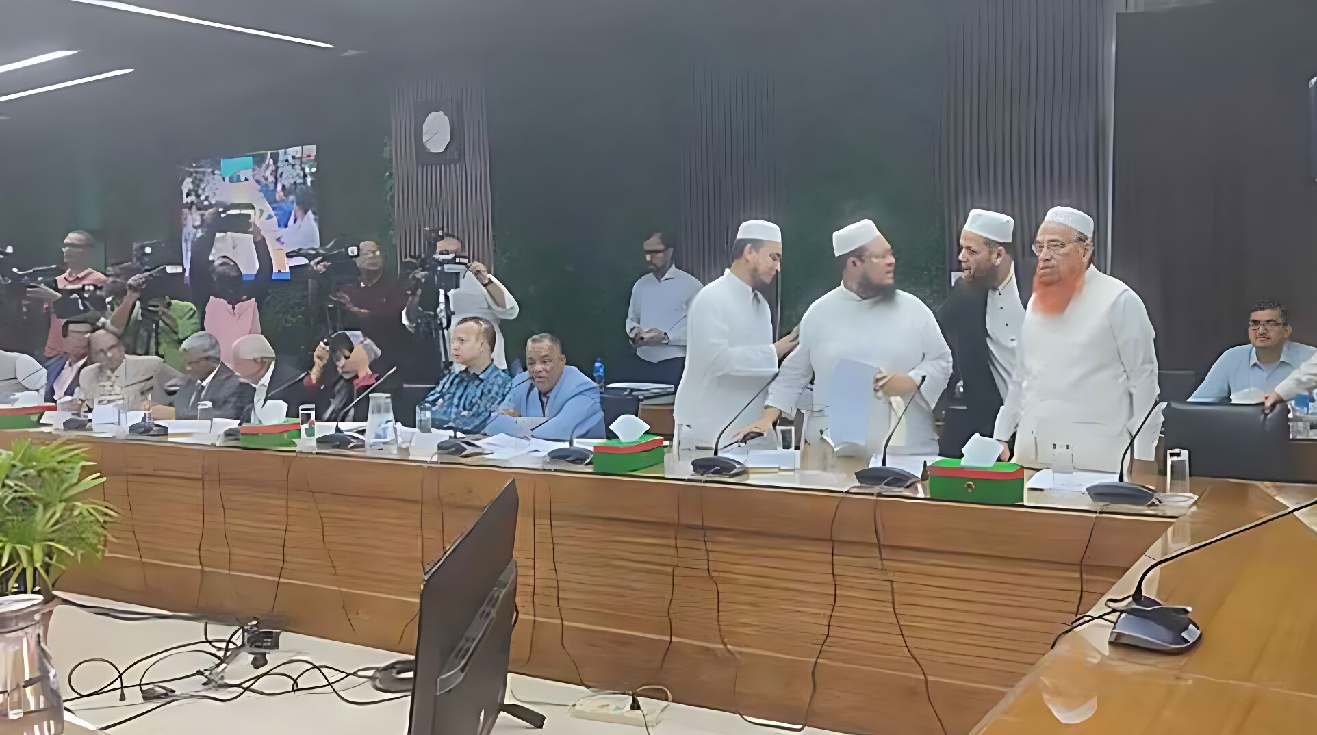 ইসি সংলাপে উত্তেজনা: ইসলামী ঐক্যজোটের এক অংশকে বের করে দেওয়া হলো