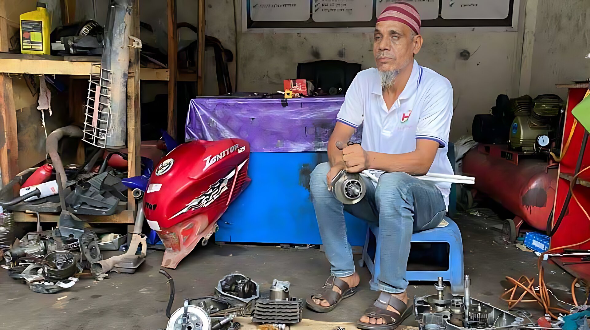 দৃষ্টিহীন হোসেন আলী শব্দ শুনে মোটরসাইকেল মেরামত করেন