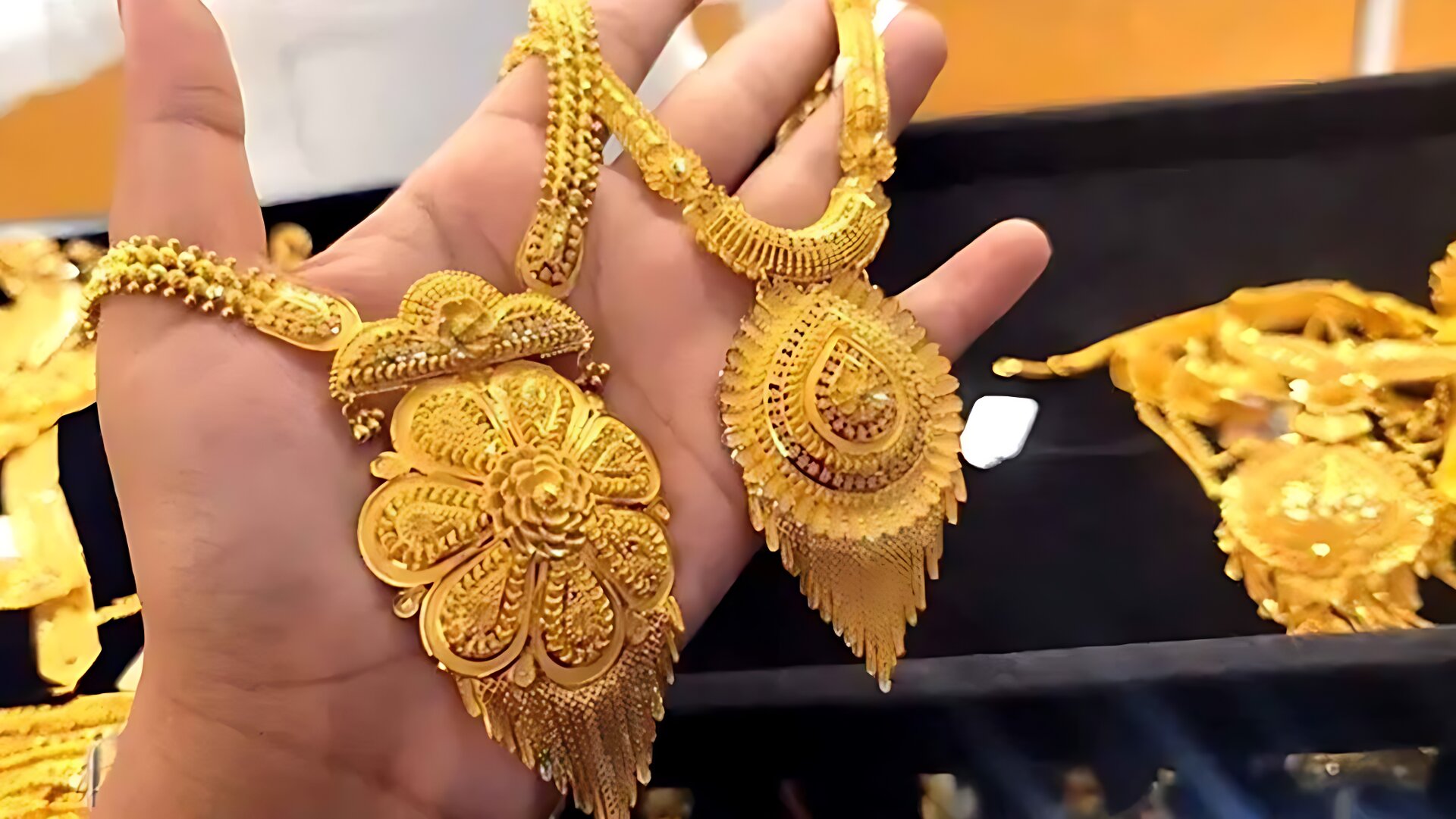 দেশের বাজারে আজ এক ভরি ২১ ক্যারেট সোনার দাম