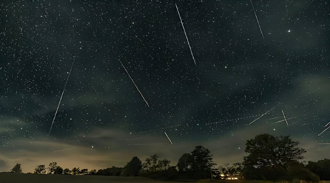 আজ বাংলাদেশের আকাশে লিওনিড উল্কাবৃষ্টি: যখন দেখবেন