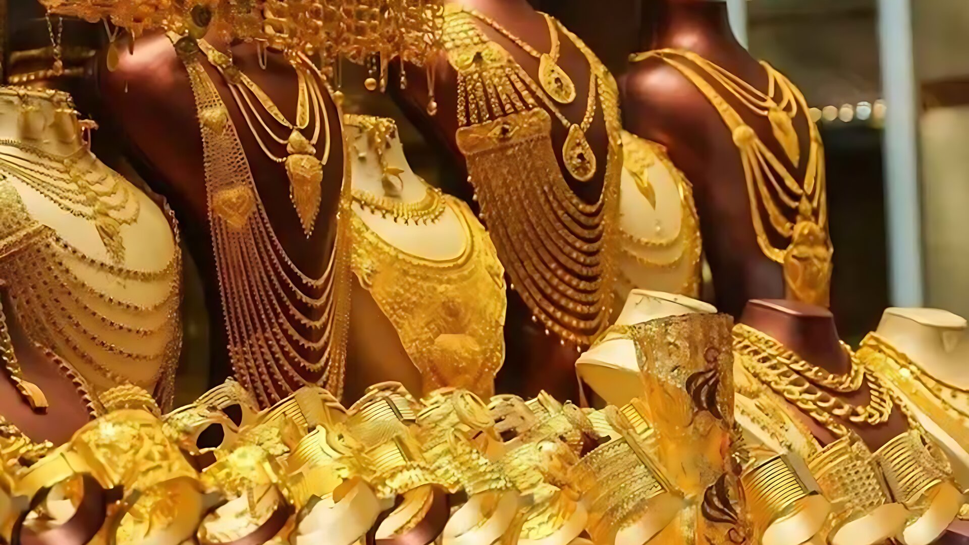 সোনার দামে বড় পতন: ভরিতে কমলো ৭ হাজার