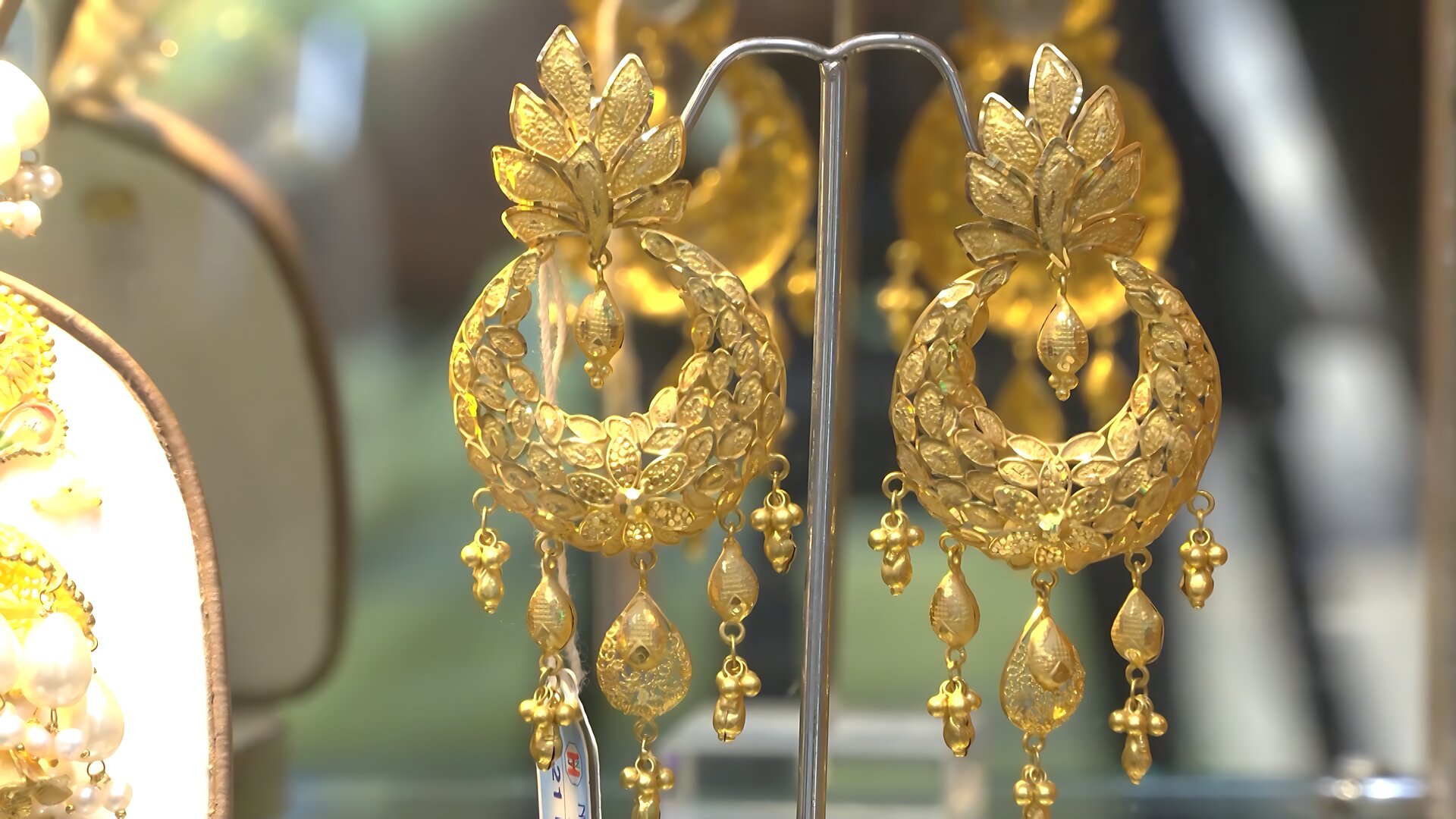 একদিনের ব্যবধানে সোনার দামে বড় লাফ, ভরিতে বাড়ল ২,৬১২ টাকা