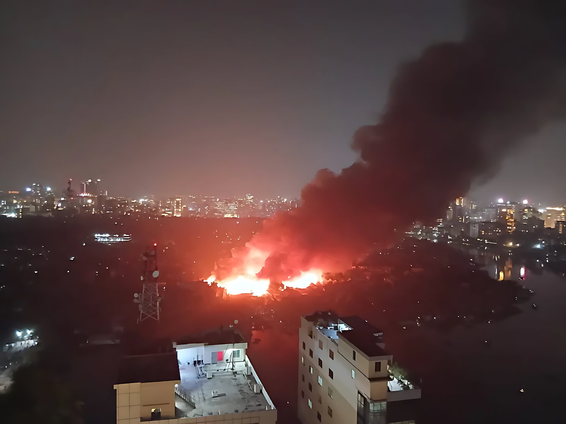 রাজধানীর কড়াইল বস্তিতে ভয়াবহ আগুন