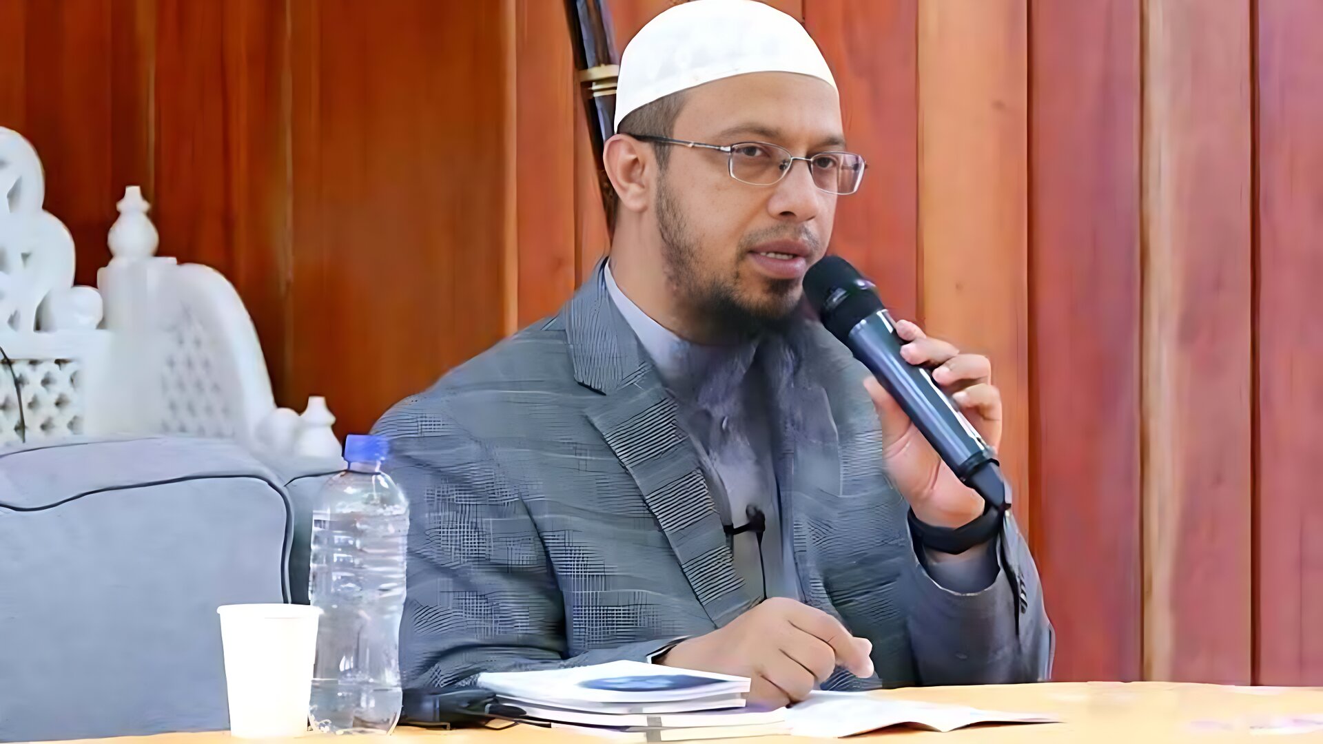 বায়ু আটকে রেখে নামাজ পড়া কি জায়েজ