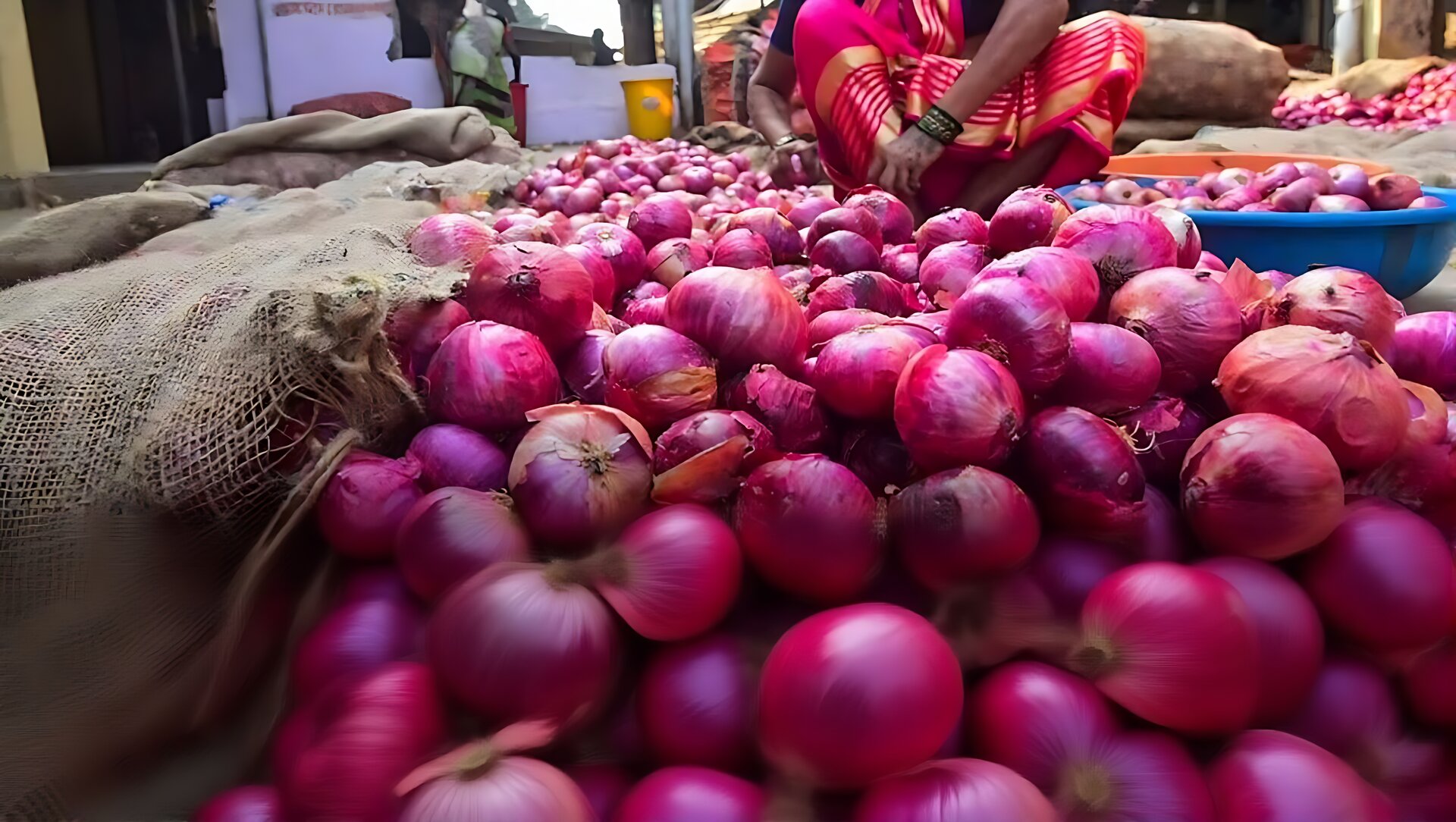 মুখ ফিরিয়ে নিয়েছে বাংলাদেশ, কাঁদছেন ভারতের পেঁয়াজ ব্যবসায়ীরা