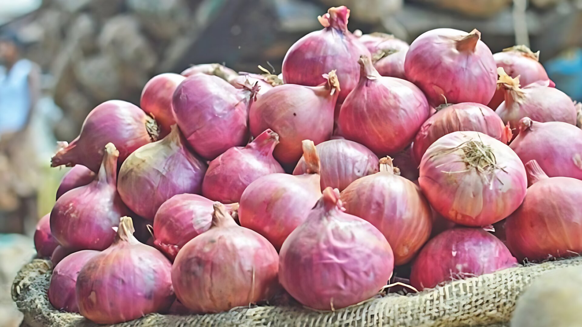 অবশেষে কমলো দেশি পেঁয়াজের দাম