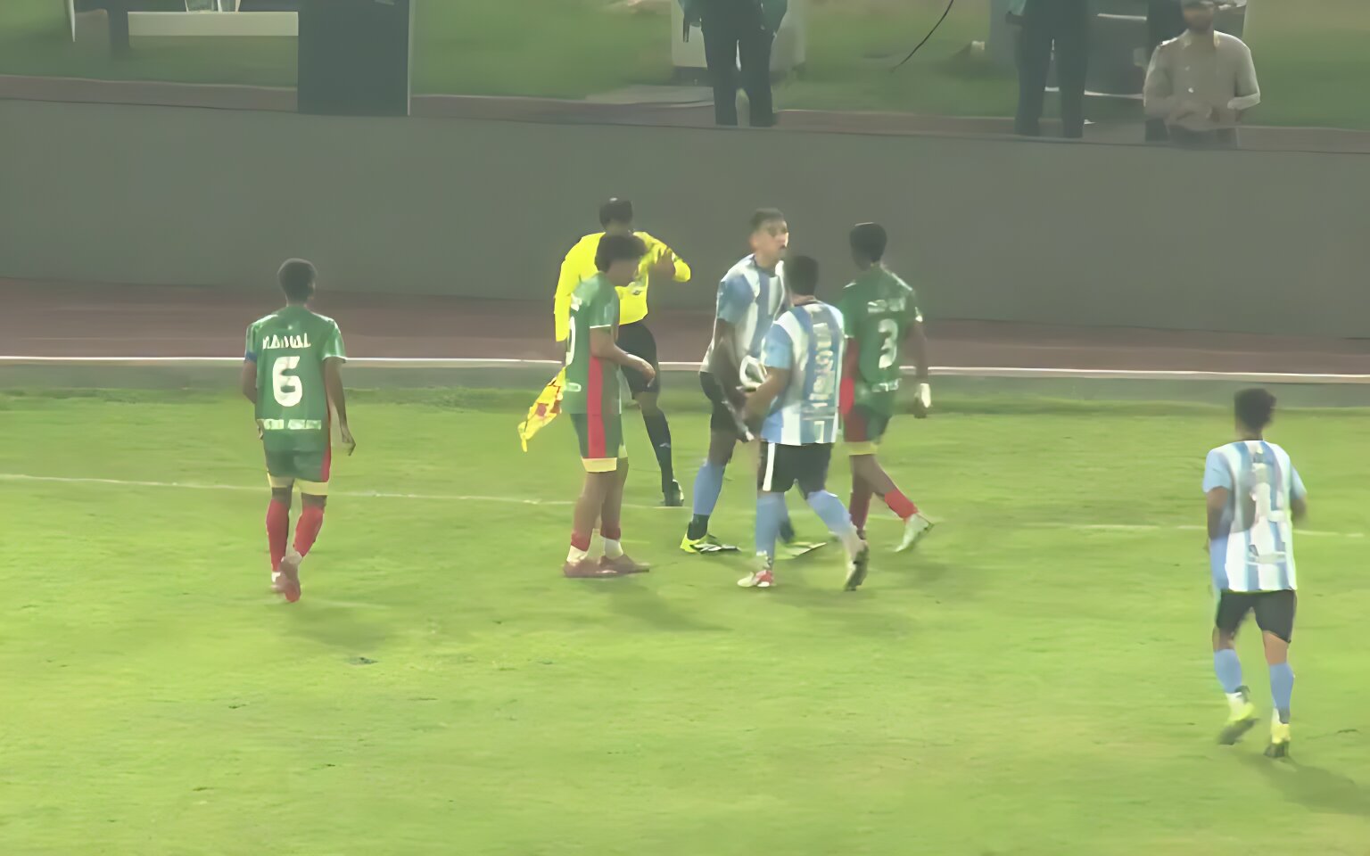 ৮০ মিনিটের খেলা শেষ, দু-দলের ৪ জন লাল কার্ড; সরাসরি দেখুন এখানে
